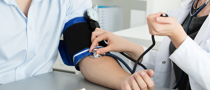 Doctor examining patient’s vitals during Routine Health Checks for early diagnosis.