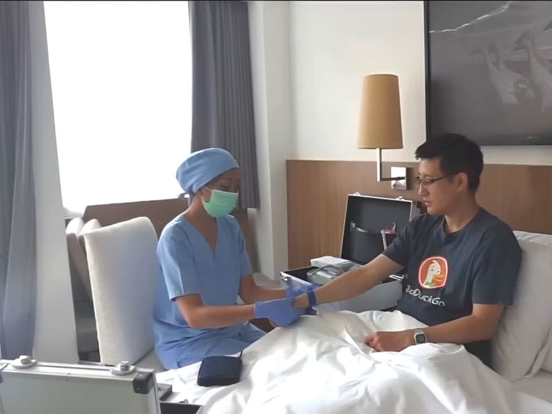 Nurse delivering personalized Local Healthcare treatment for patient at home.