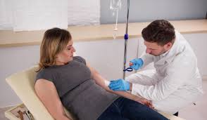 Physician providing medical therapy at patient’s home under oncall docter Kedungu service.